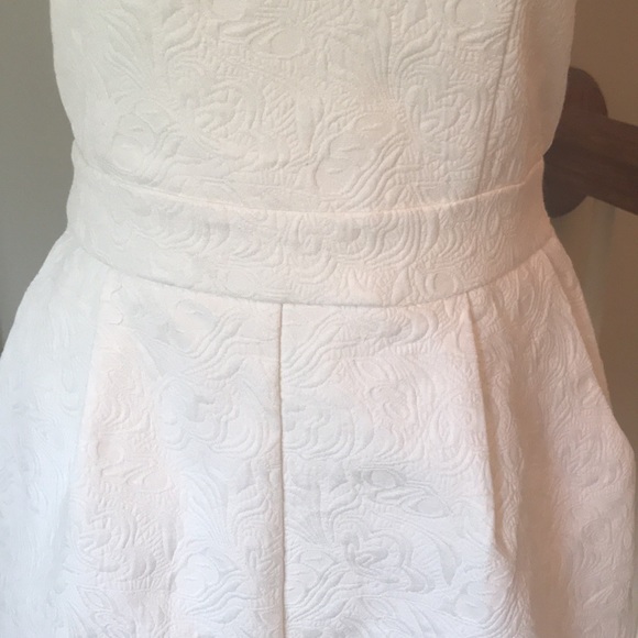 White Strapless Lace Textured Fitted Romper With Zipper Closure Size Medium - Picture 4 of 9